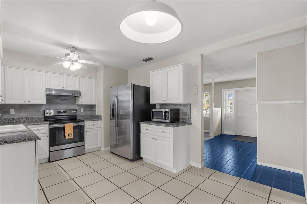 For Sale: $328,800 (3 beds, 2 baths, 1371 Square Feet)