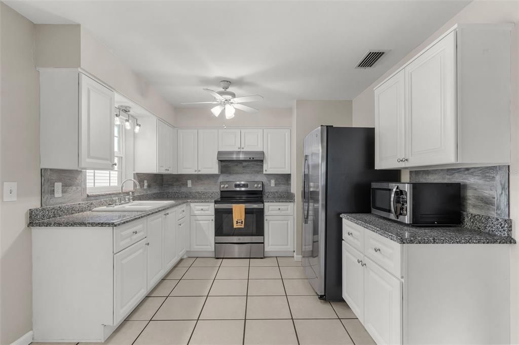 For Sale: $328,800 (3 beds, 2 baths, 1371 Square Feet)