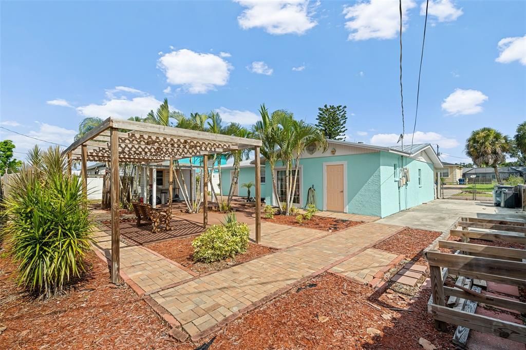 For Sale: $328,800 (3 beds, 2 baths, 1371 Square Feet)
