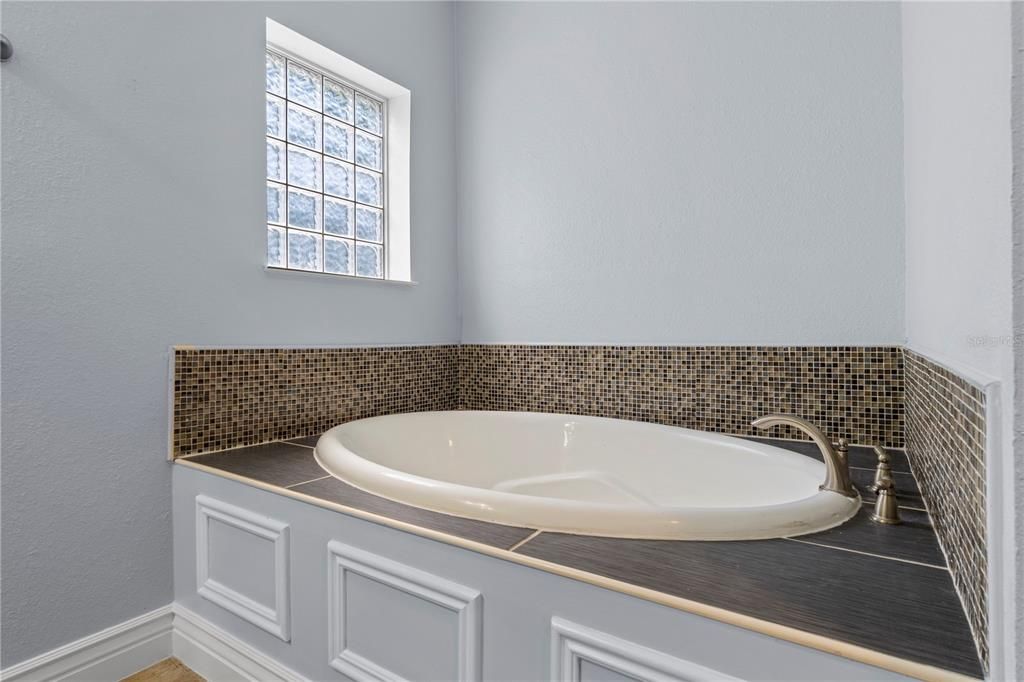 For Sale: $259,900 (3 beds, 2 baths, 1798 Square Feet)