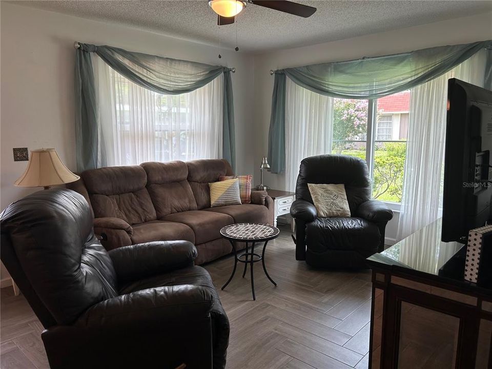 For Rent: $1,950 (2 beds, 2 baths, 992 Square Feet)