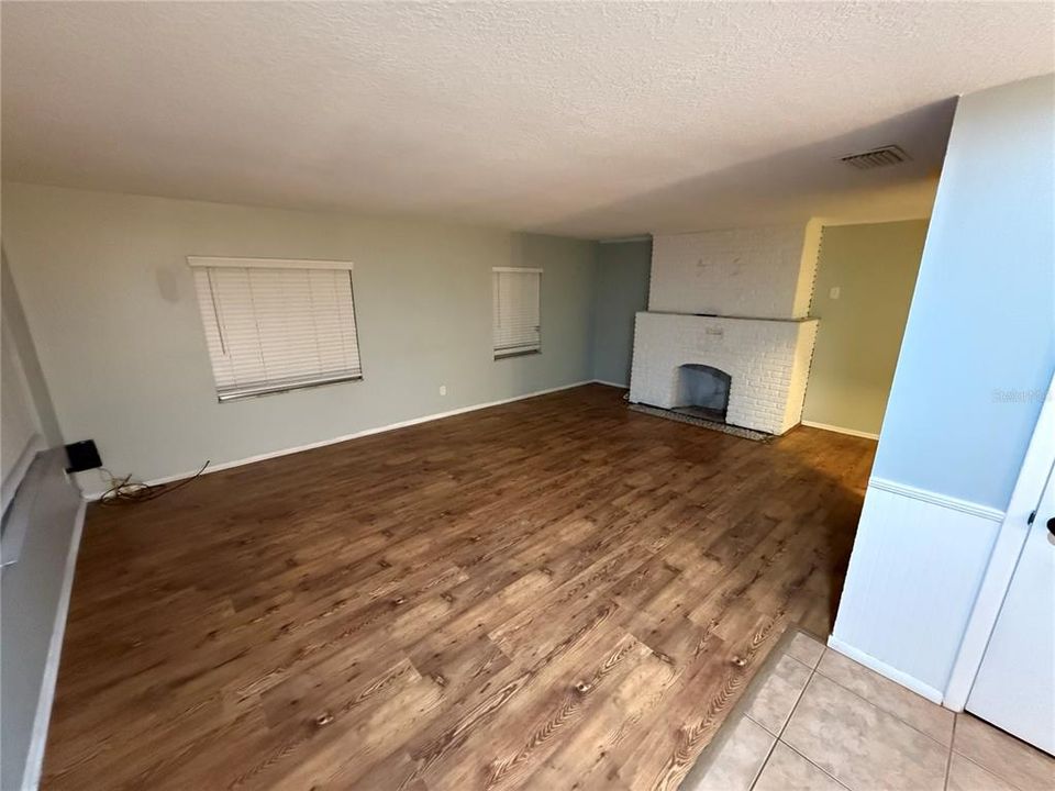 For Rent: $1,875 (2 beds, 1 baths, 1140 Square Feet)
