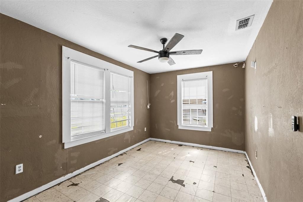 For Sale: $135,000 (2 beds, 1 baths, 800 Square Feet)