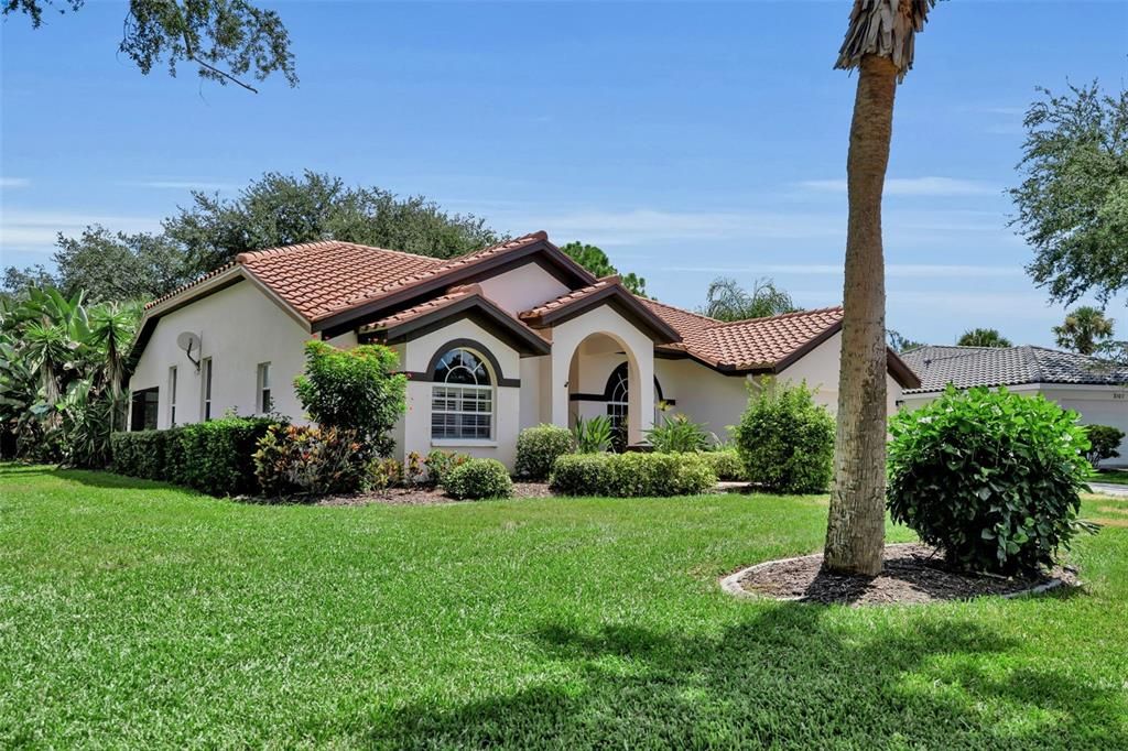 For Sale: $557,000 (3 beds, 2 baths, 1932 Square Feet)