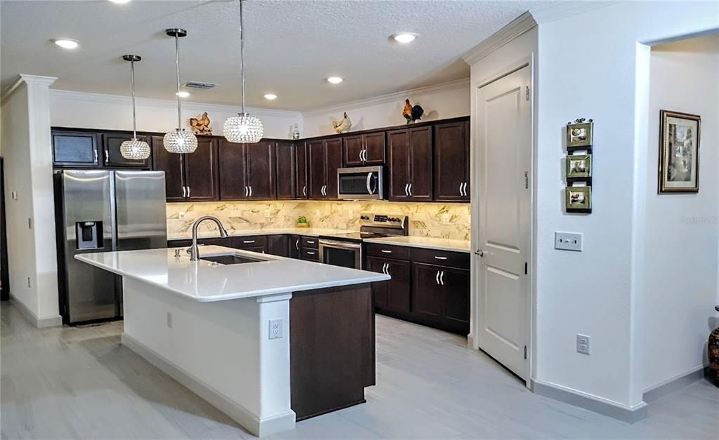 For Sale: $475,000 (3 beds, 2 baths, 2087 Square Feet)