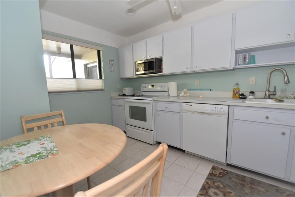 В аренду: $4,500 (2 спален, 2 ванн, 1216 Квадратных фут)