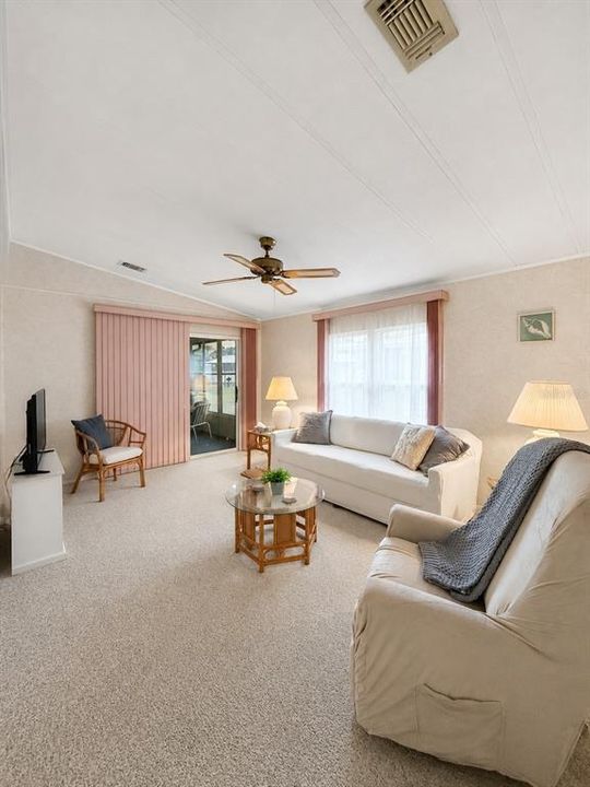 For Sale: $159,900 (2 beds, 2 baths, 960 Square Feet)