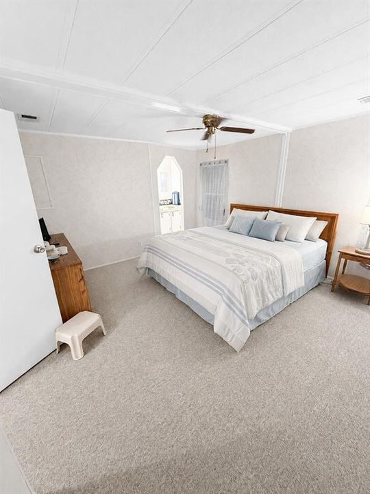 For Sale: $159,900 (2 beds, 2 baths, 960 Square Feet)