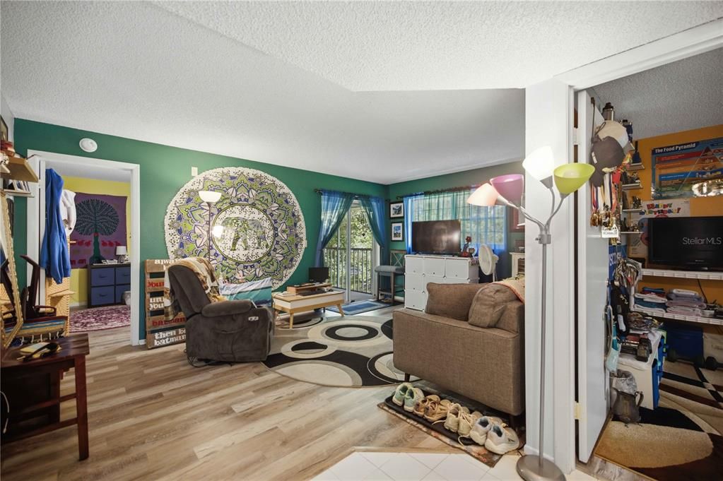 For Sale: $114,000 (2 beds, 2 baths, 837 Square Feet)