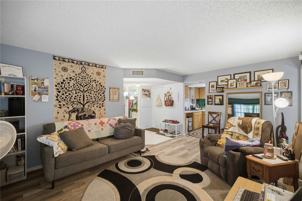 For Sale: $114,000 (2 beds, 2 baths, 837 Square Feet)
