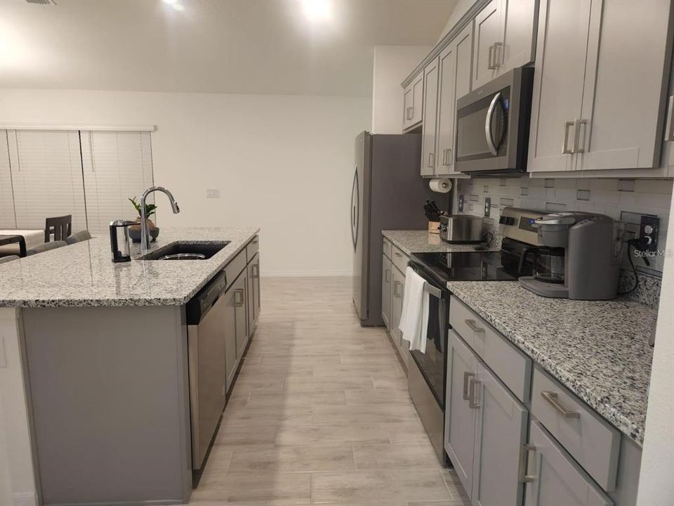 В аренду: $2,300 (4 спален, 2 ванн, 1627 Квадратных фут)