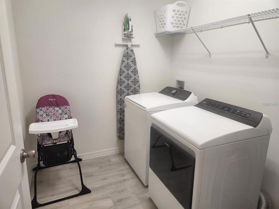 В аренду: $2,300 (4 спален, 2 ванн, 1627 Квадратных фут)