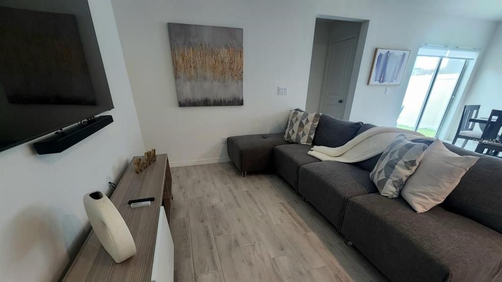 В аренду: $2,300 (4 спален, 2 ванн, 1627 Квадратных фут)