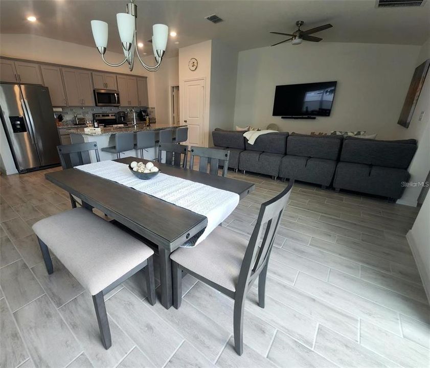 В аренду: $2,300 (4 спален, 2 ванн, 1627 Квадратных фут)