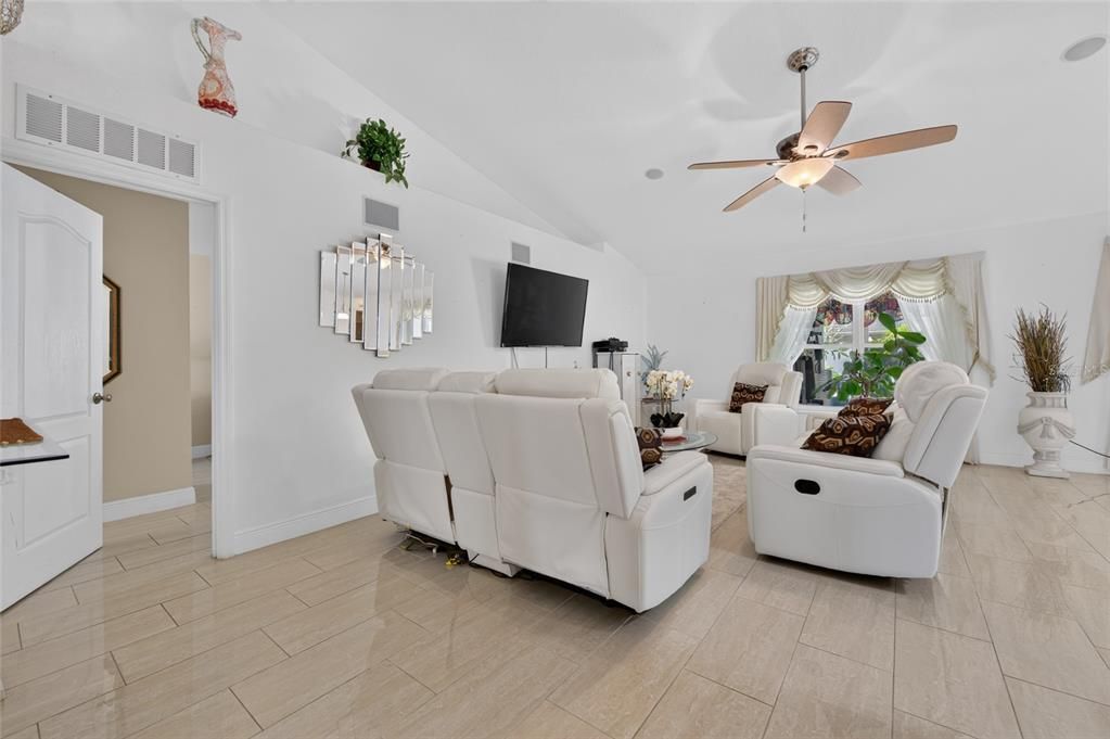 For Sale: $575,000 (5 beds, 3 baths, 2848 Square Feet)