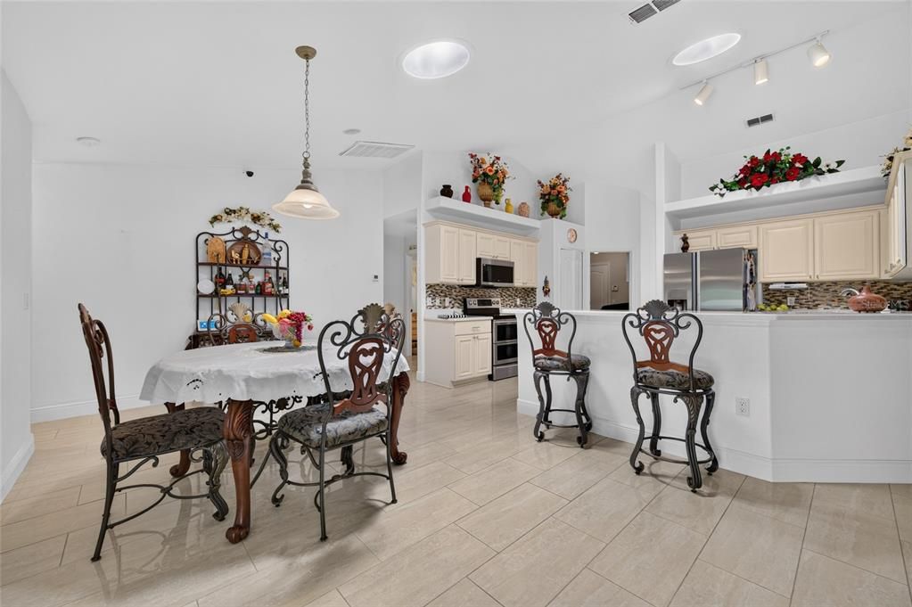 For Sale: $575,000 (5 beds, 3 baths, 2848 Square Feet)