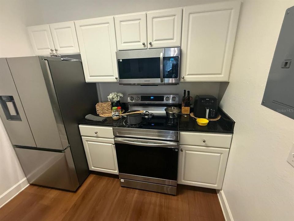 For Sale: $274,900 (3 beds, 2 baths, 1300 Square Feet)