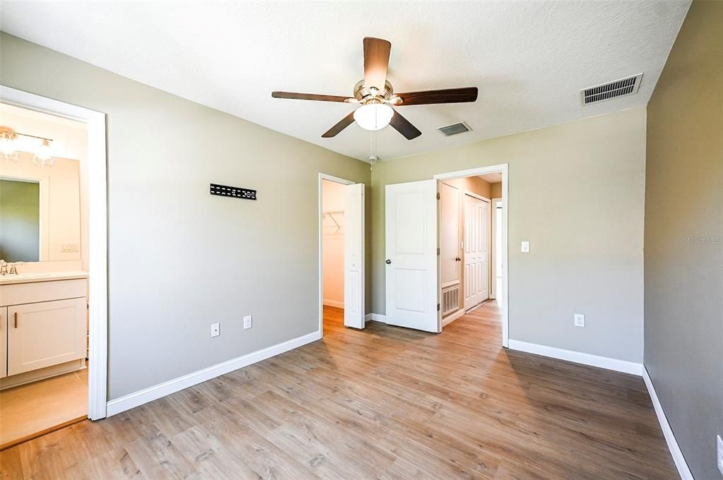 For Sale: $230,000 (2 beds, 2 baths, 1120 Square Feet)