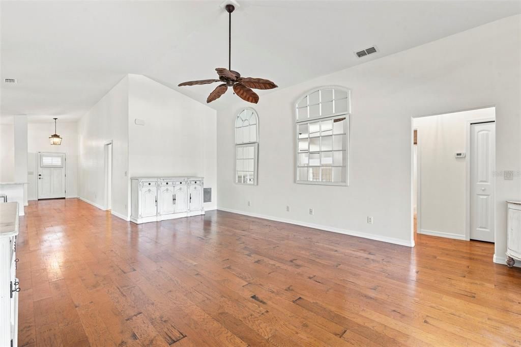 For Sale: $549,000 (3 beds, 2 baths, 1905 Square Feet)