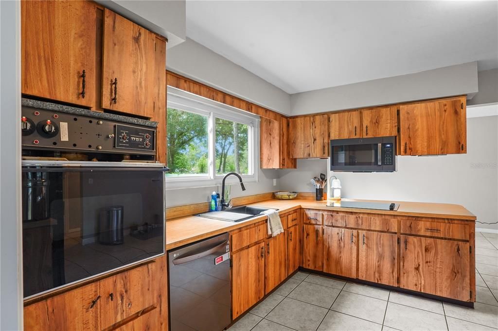For Sale: $430,000 (3 beds, 2 baths, 1872 Square Feet)