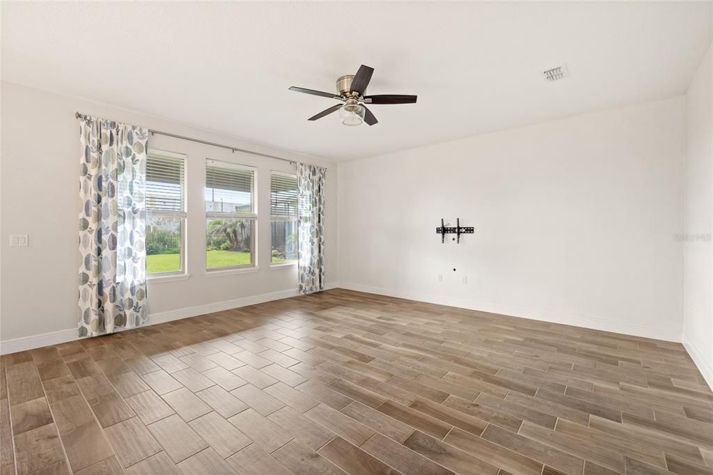 For Rent: $3,950 (5 beds, 4 baths, 2840 Square Feet)