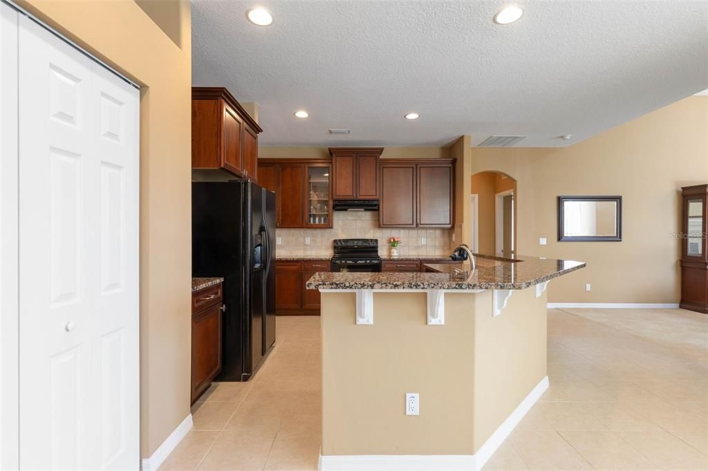 En Venta: $419,000 (4 camas, 3 baños, 2572 Pies cuadrados)