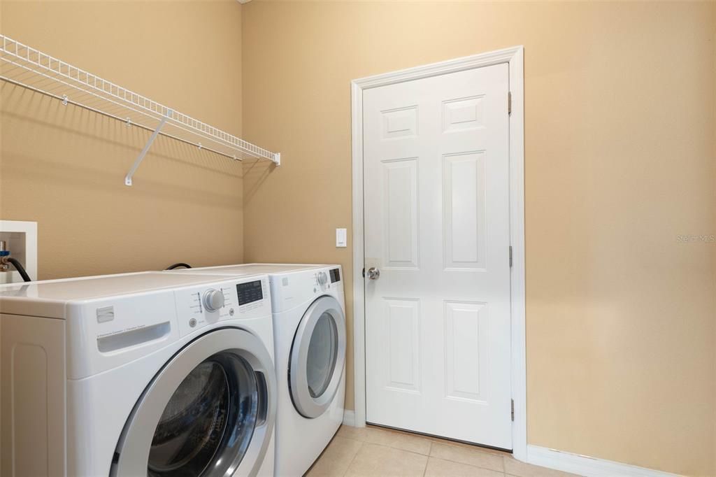 En Venta: $419,000 (4 camas, 3 baños, 2572 Pies cuadrados)