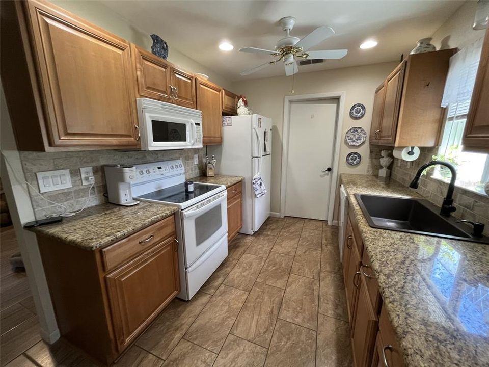 For Sale: $225,000 (2 beds, 2 baths, 960 Square Feet)
