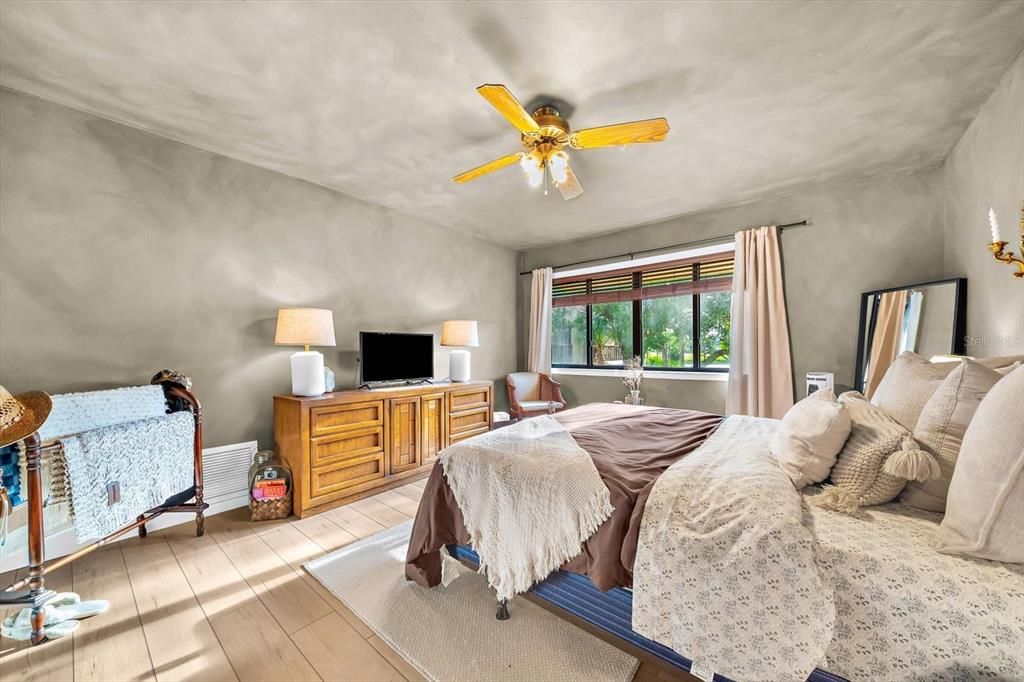 For Sale: $350,000 (3 beds, 2 baths, 1494 Square Feet)