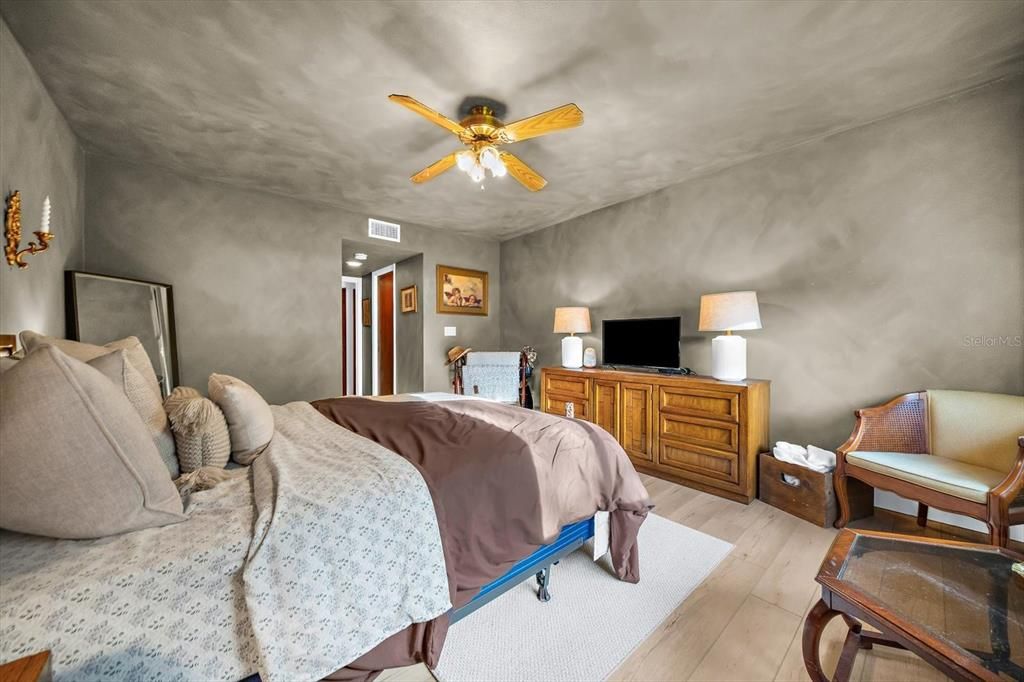 For Sale: $350,000 (3 beds, 2 baths, 1494 Square Feet)
