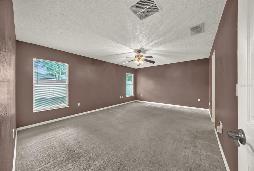 Activo con contrato: $325,000 (4 camas, 2 baños, 1840 Pies cuadrados)