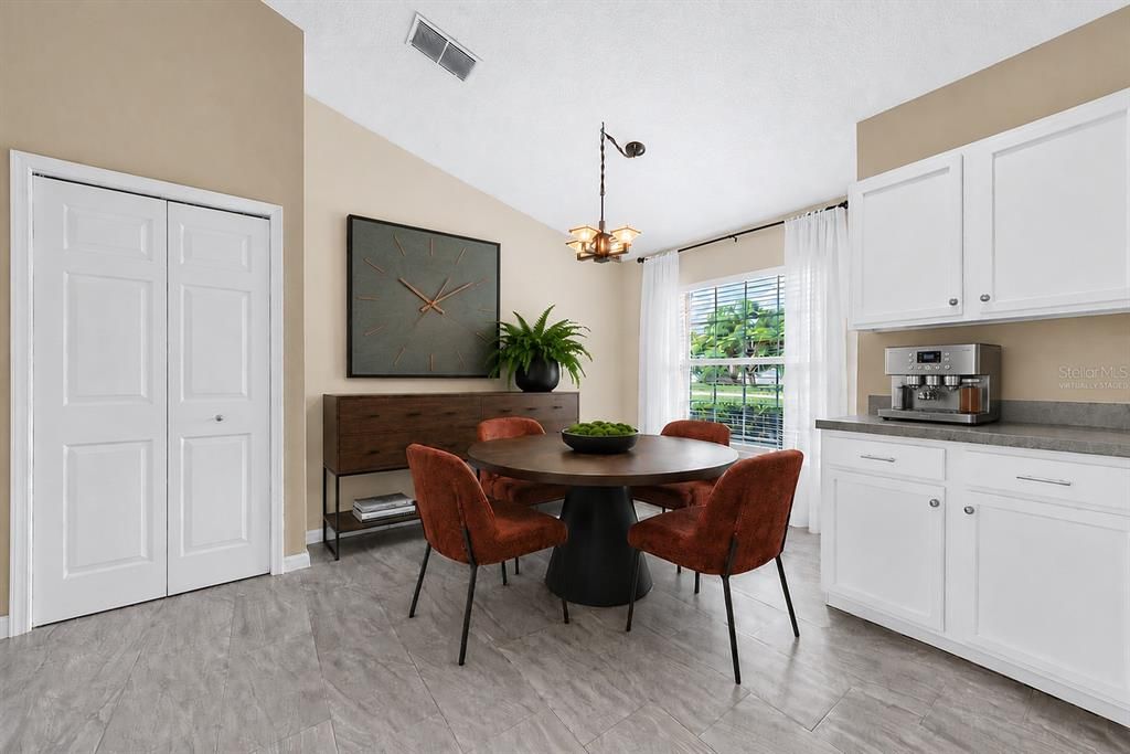Activo con contrato: $325,000 (4 camas, 2 baños, 1840 Pies cuadrados)