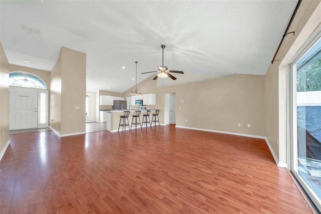 Activo con contrato: $325,000 (4 camas, 2 baños, 1840 Pies cuadrados)