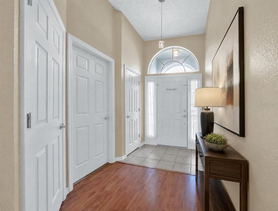 Activo con contrato: $325,000 (4 camas, 2 baños, 1840 Pies cuadrados)