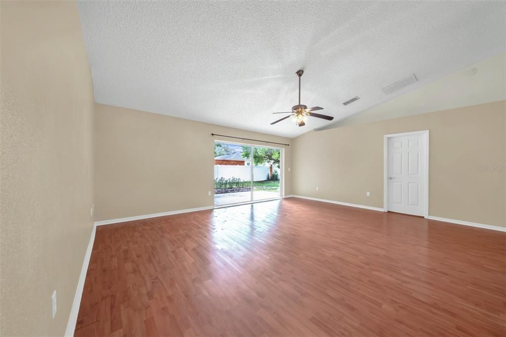 Activo con contrato: $325,000 (4 camas, 2 baños, 1840 Pies cuadrados)