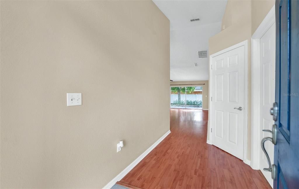Activo con contrato: $325,000 (4 camas, 2 baños, 1840 Pies cuadrados)