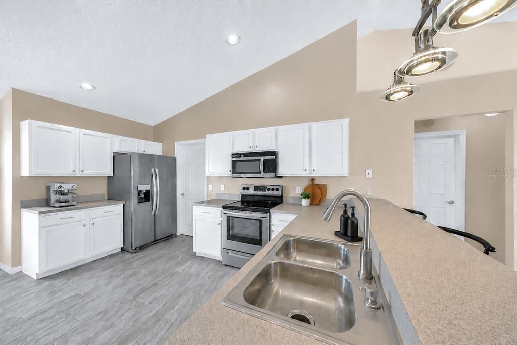 Activo con contrato: $325,000 (4 camas, 2 baños, 1840 Pies cuadrados)