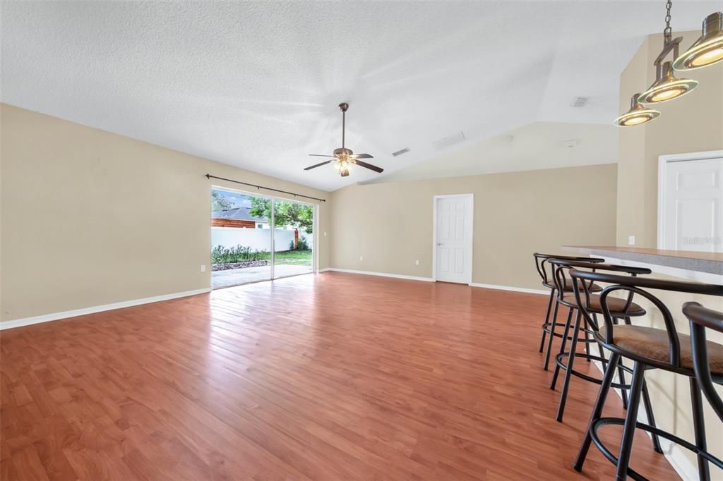 Activo con contrato: $325,000 (4 camas, 2 baños, 1840 Pies cuadrados)