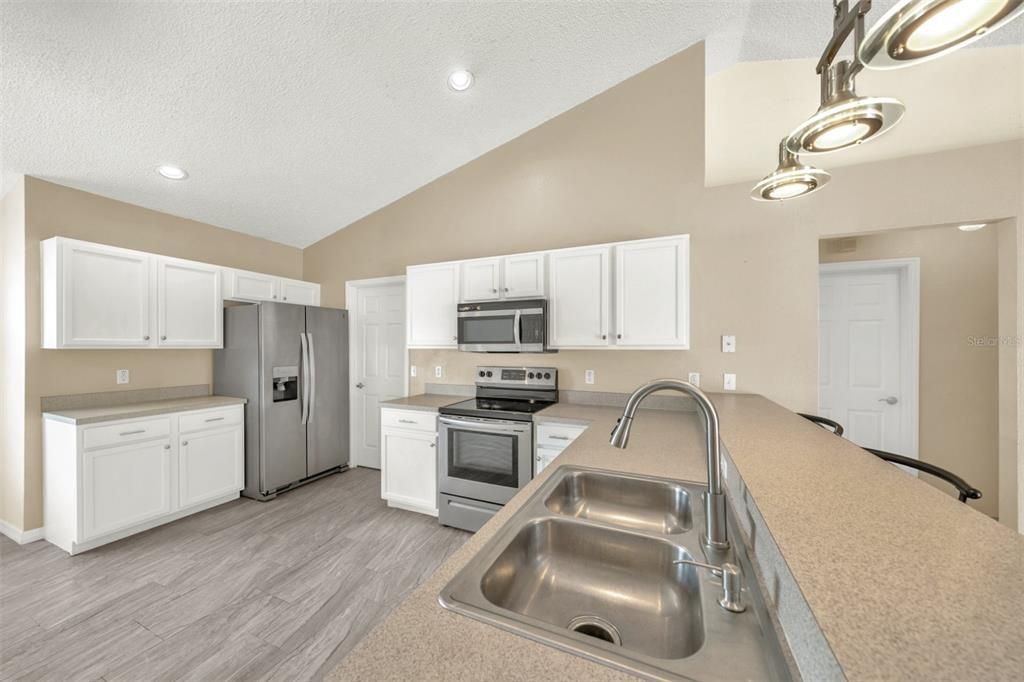 Activo con contrato: $325,000 (4 camas, 2 baños, 1840 Pies cuadrados)