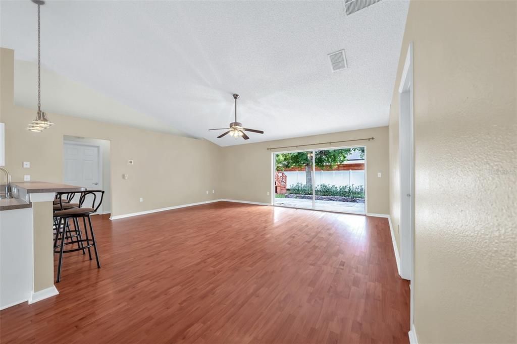 Activo con contrato: $325,000 (4 camas, 2 baños, 1840 Pies cuadrados)