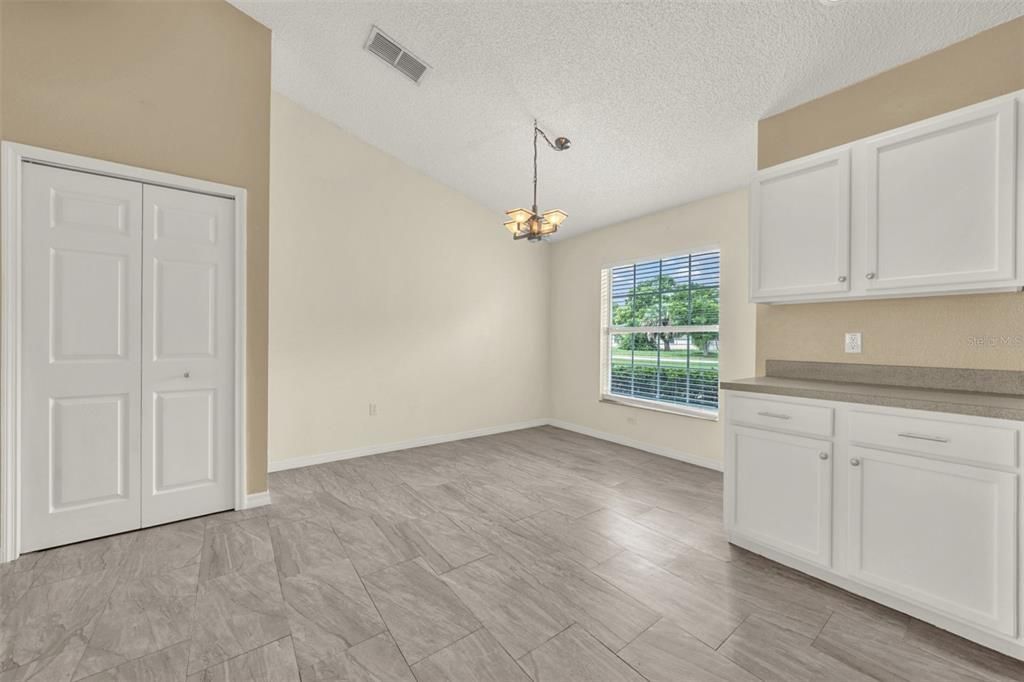 Activo con contrato: $325,000 (4 camas, 2 baños, 1840 Pies cuadrados)