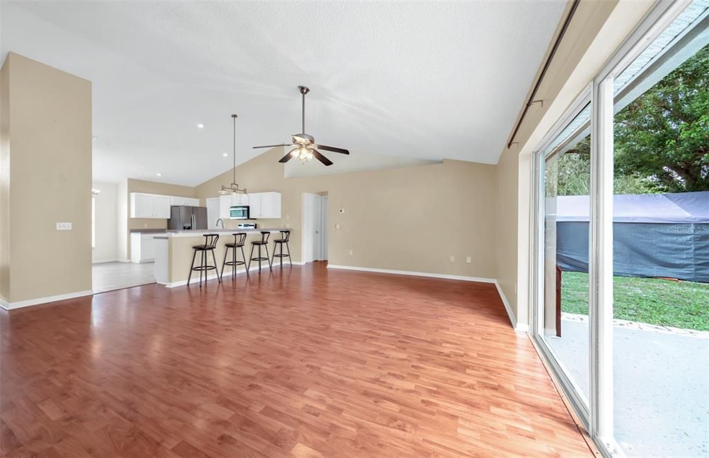 Activo con contrato: $325,000 (4 camas, 2 baños, 1840 Pies cuadrados)
