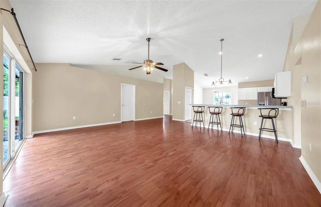 Activo con contrato: $325,000 (4 camas, 2 baños, 1840 Pies cuadrados)
