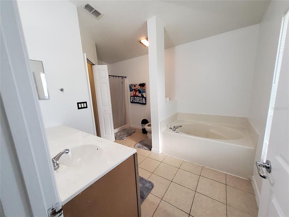 For Rent: $2,300 (4 beds, 2 baths, 1902 Square Feet)