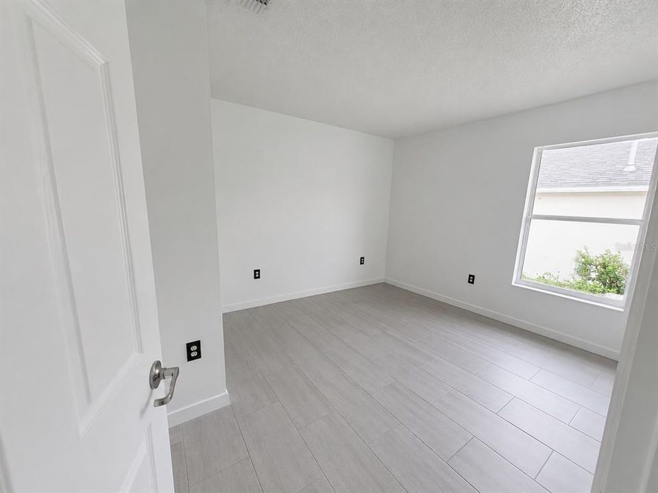 For Rent: $2,300 (4 beds, 2 baths, 1902 Square Feet)