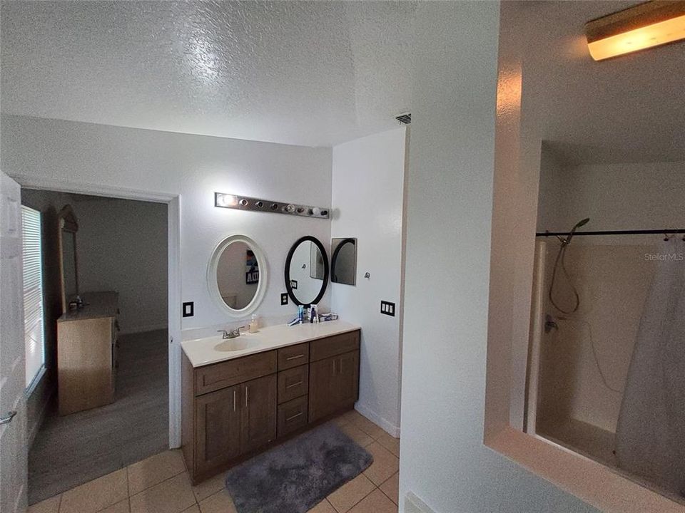 For Rent: $2,300 (4 beds, 2 baths, 1902 Square Feet)