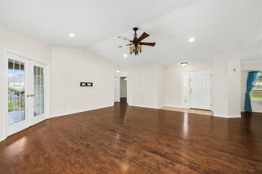 For Sale: $370,000 (3 beds, 2 baths, 1367 Square Feet)