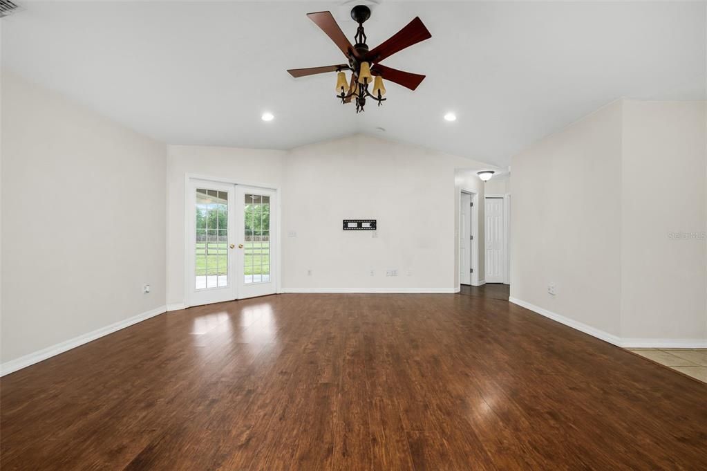 For Sale: $370,000 (3 beds, 2 baths, 1367 Square Feet)