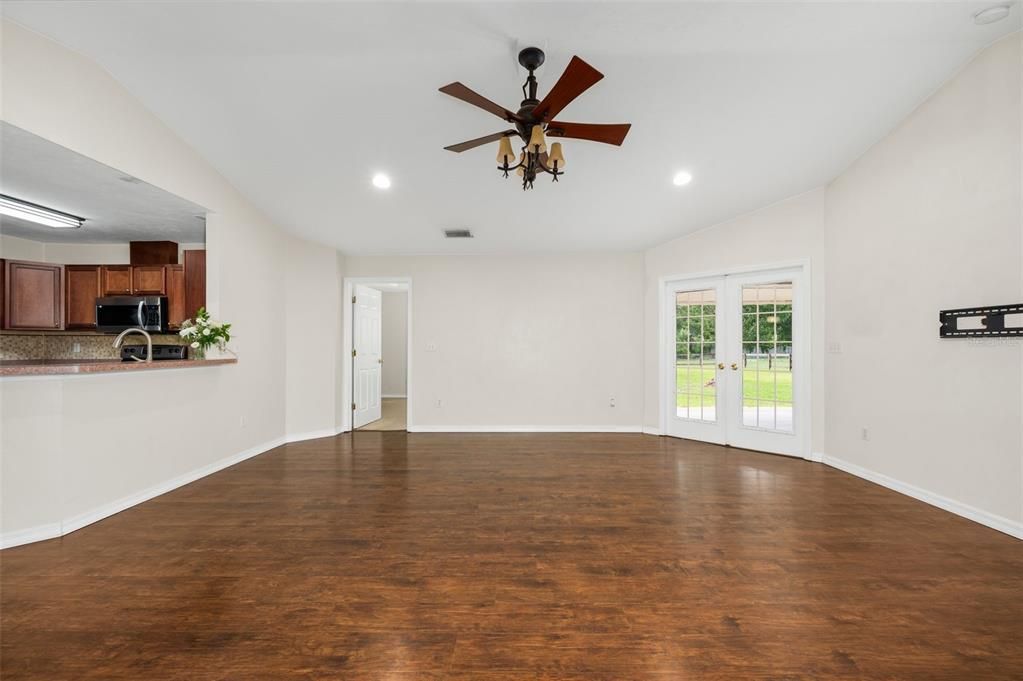 For Sale: $370,000 (3 beds, 2 baths, 1367 Square Feet)