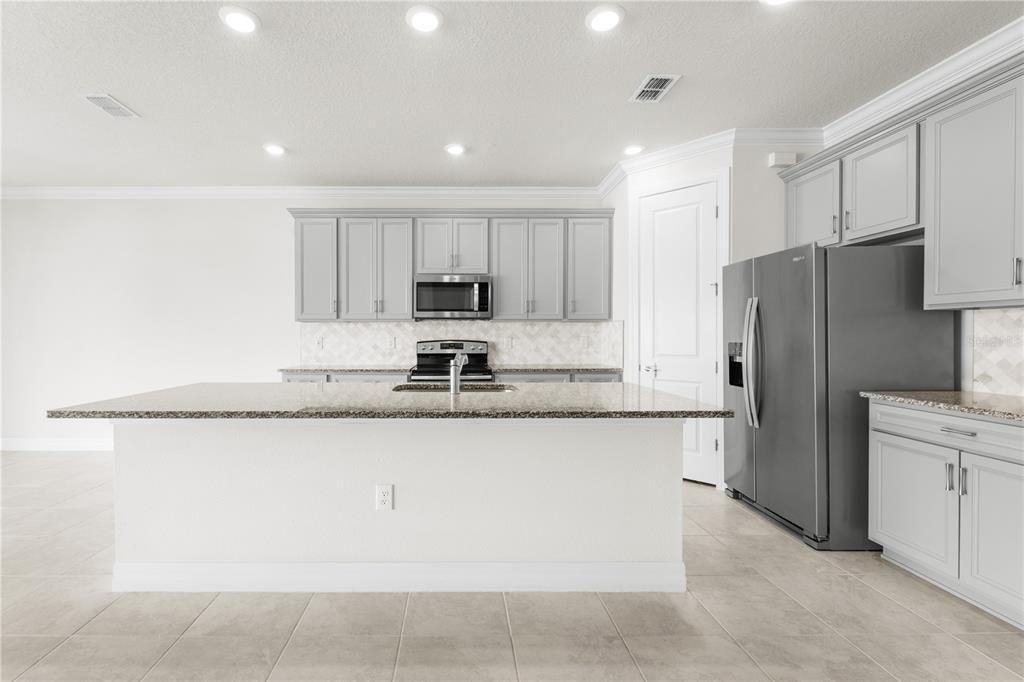 For Rent: $3,300 (5 beds, 3 baths, 2883 Square Feet)